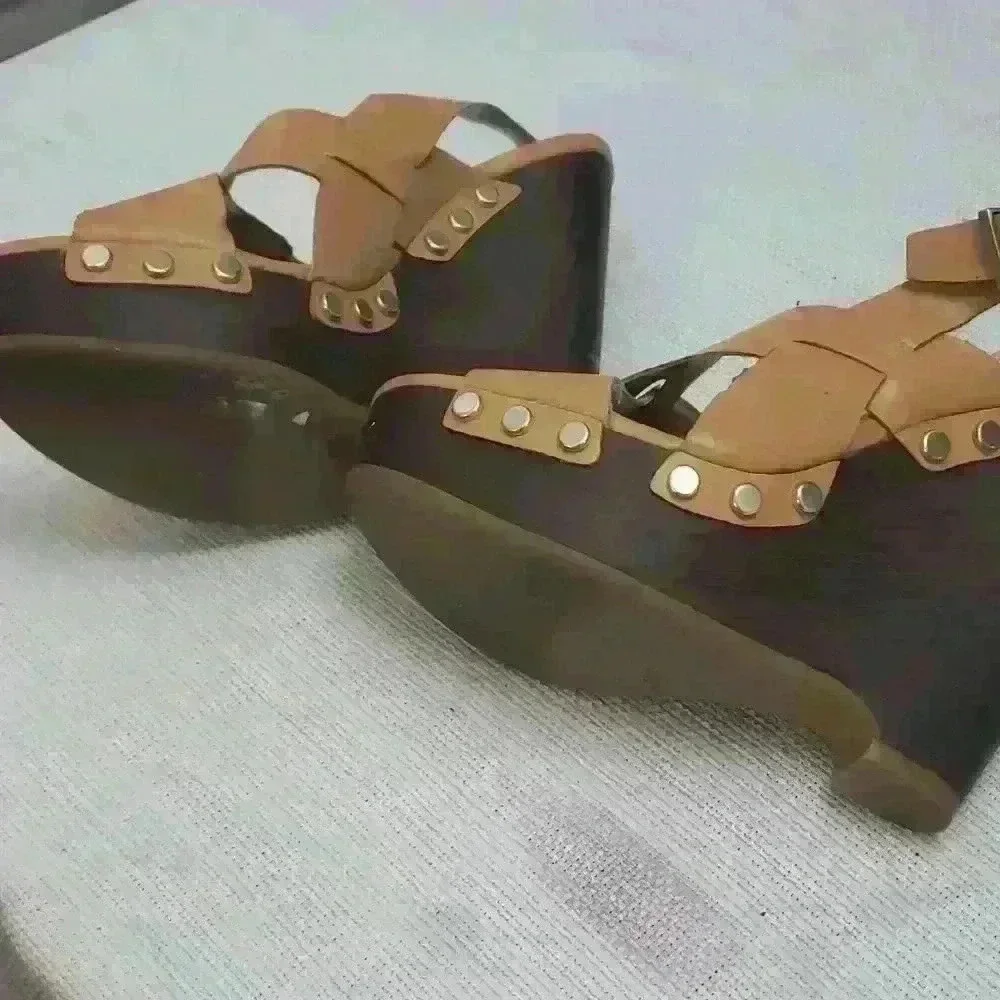 Bcbg Women's tan wooden wedges with gold studs. sz 6